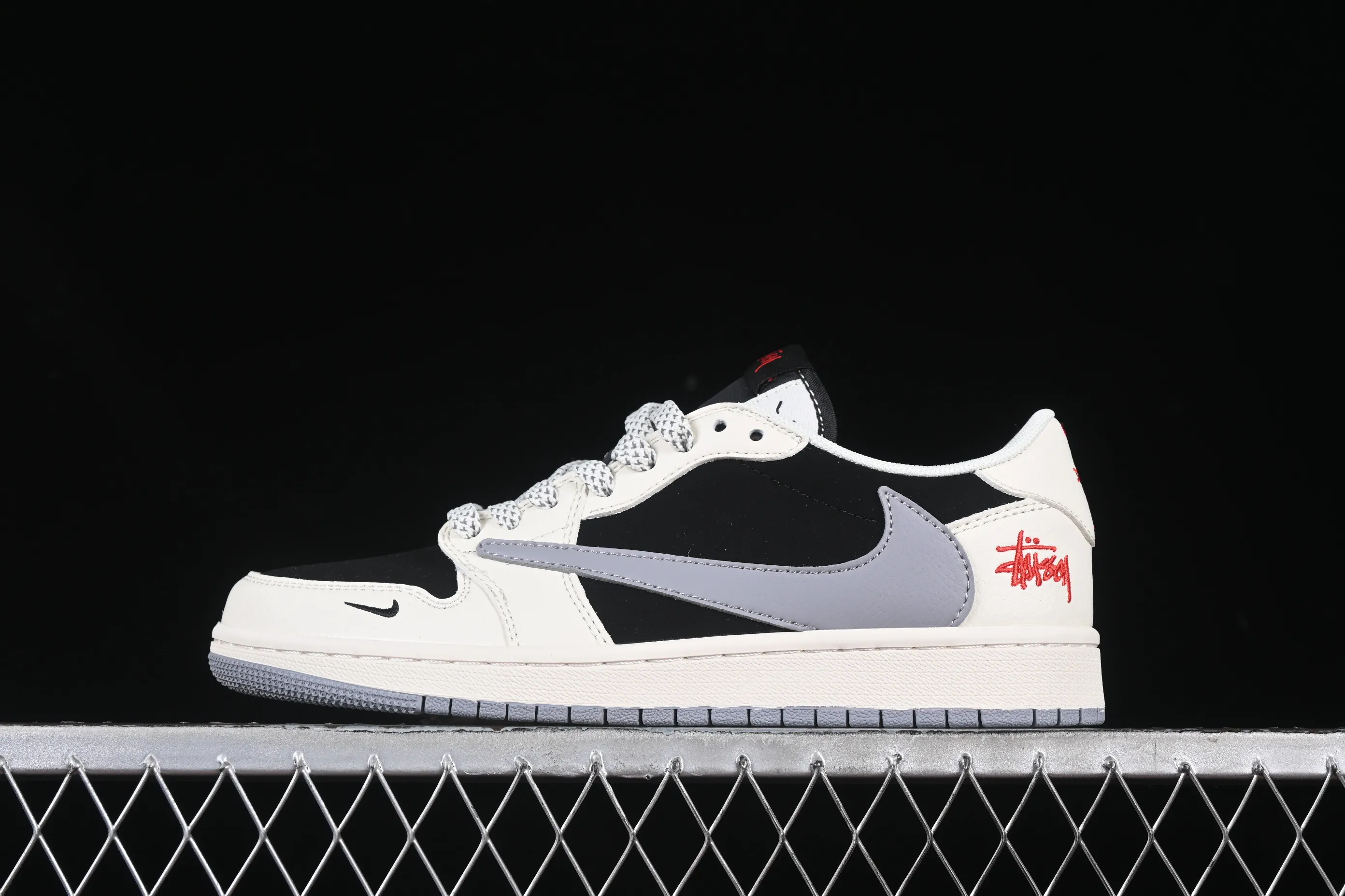 All Categories Air Jordan Jordan Series Basketball Shoes Air Jordan 1 Low High-end Customized Low-top Sneakers Travis Scott x Fragment Design x Air Jordan 1 Low OG SP AJ1 Joe 1 Stussi Co-branded Beige and Black Splicing Low-top Cultural Casual Sneakers XZ6188-575